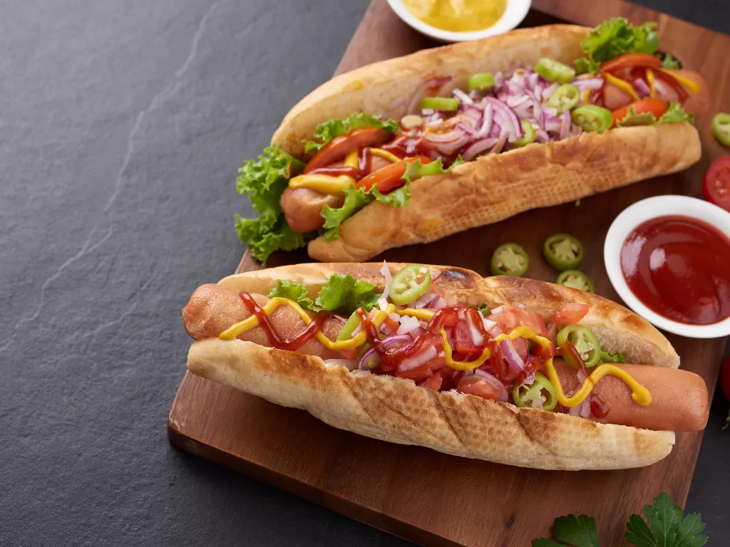 Hotdog, salah satu makanan yang mengandung senyawa nitrit. (Freepik)