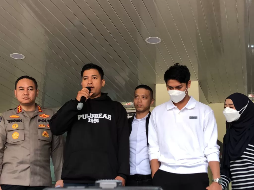 Pelaku pengancaman (jaket hitam) ke Rizky Billar di Polda Metro Jaya. (Indozone/Samsudhuha Wildansyah).