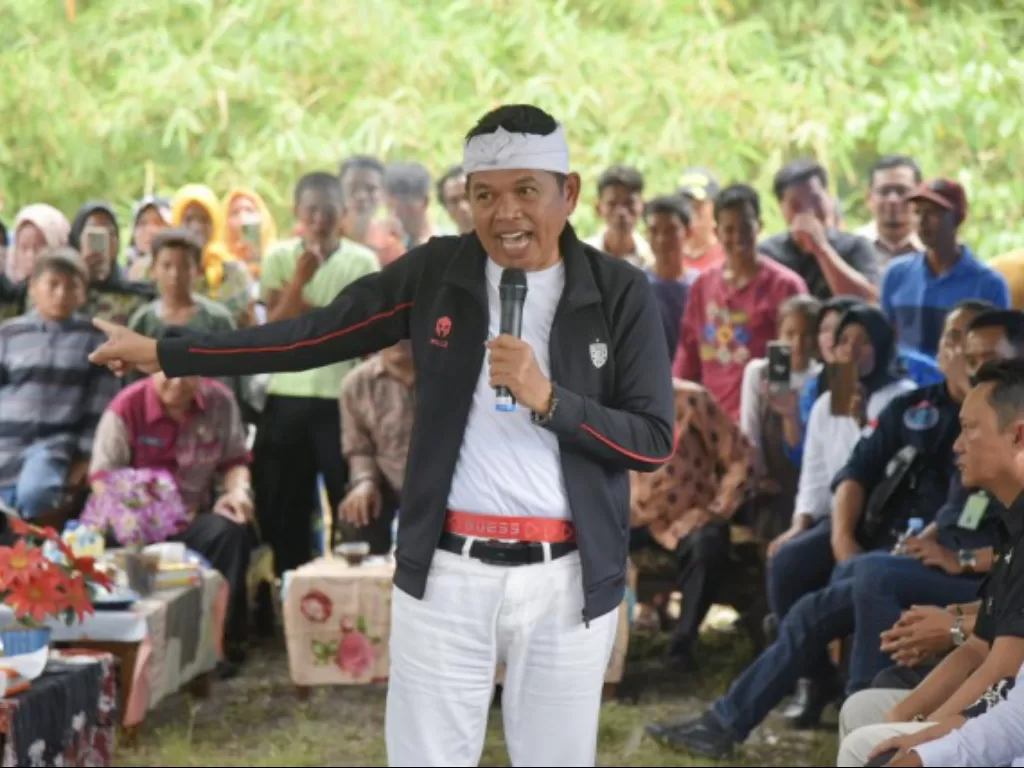 Wakil Ketua Komisi IV DPR RI Dedi Mulyadi saat mengunjungi Desa Kota Niur Kecamatan Semidang Lagan Kabupaten Bengkulu Tengah, Kamis (02/02/2023). (Dok. DPR RI)