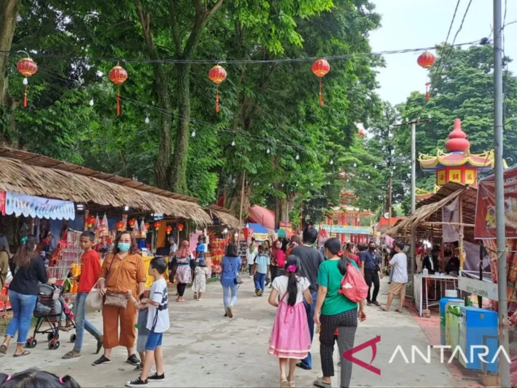  Suasana para wisatawan merayakan Cap Go Meh imlek 2574/2023 di Pulau Kemaro, Palembang, Sumatera Selatan, Jumat (3/2/2023) (ANTARA/HO-Polrestabes Palembang) 