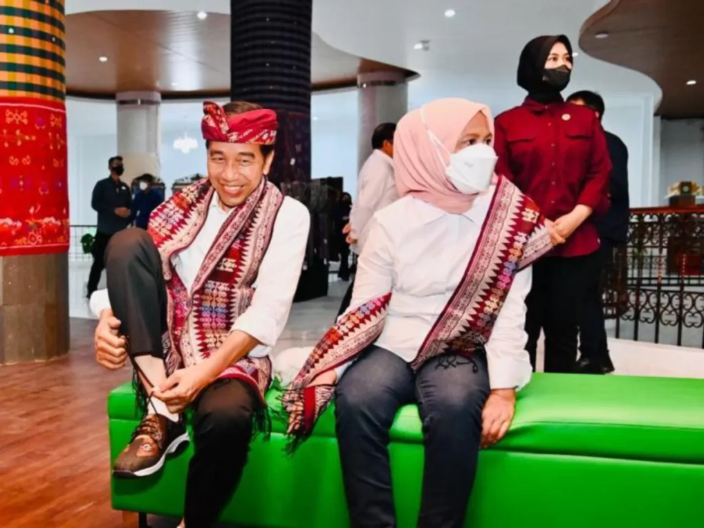 Presiden Joko Widodo mencoba sepatu kets tenun Bali di Sentra Tenun Jembrana, di Kabupaten Jembrana, Bali. (ANTARA/Biro Pers Sekretariat Presiden)