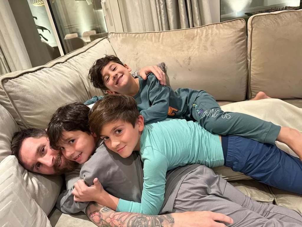 Lionel Messi bersama ketiga anaknya (Instagram/@antonelaroccuzzo)