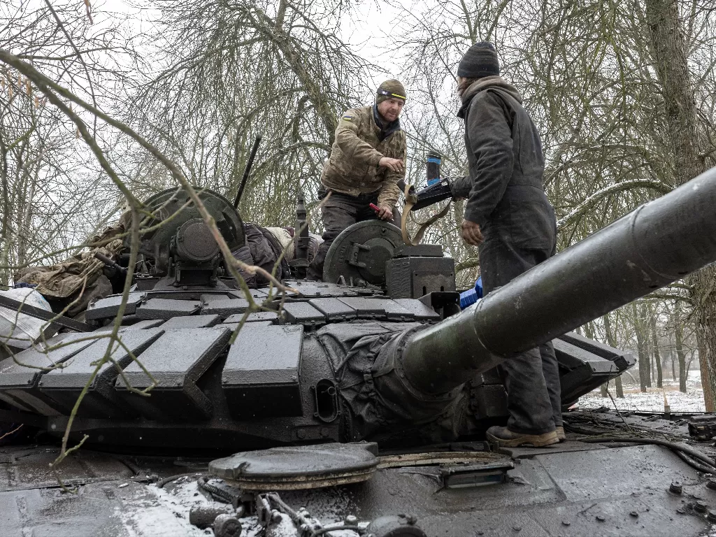 Ukraina optimistis dapat comeback di zona tempur melawan Rusia setelah mendapat kepastian mendapat senjata baru dari AS. (REUTERS/Marko Djurica)