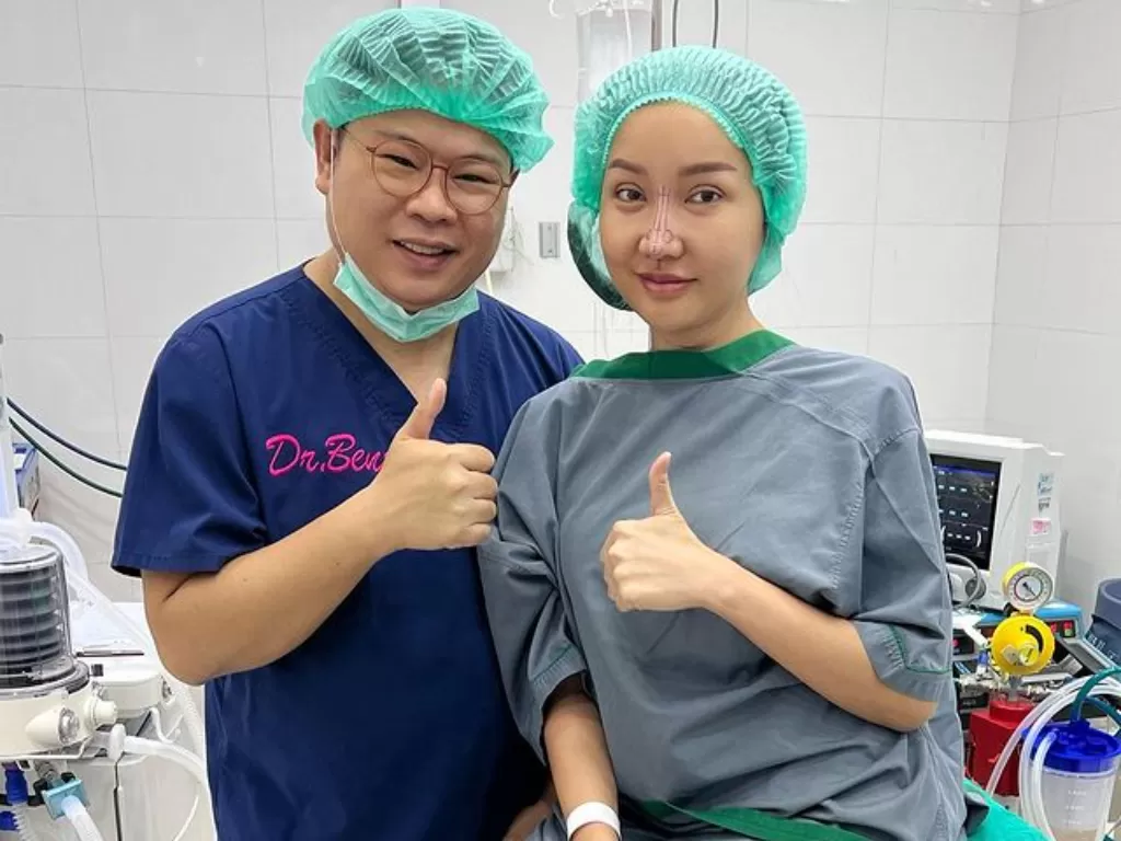 Lucinta Luna dan dokter yang menanganinya operasi plastik. (Instagram/@lucintaluna_manjalita)