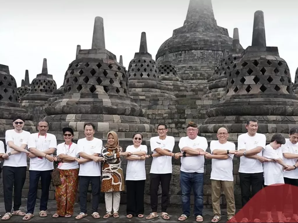 Delegasi ATF foto bersama Sandiaga Uno di kawan Candi Borobudur. (Instagram/@pesona.indonesia)