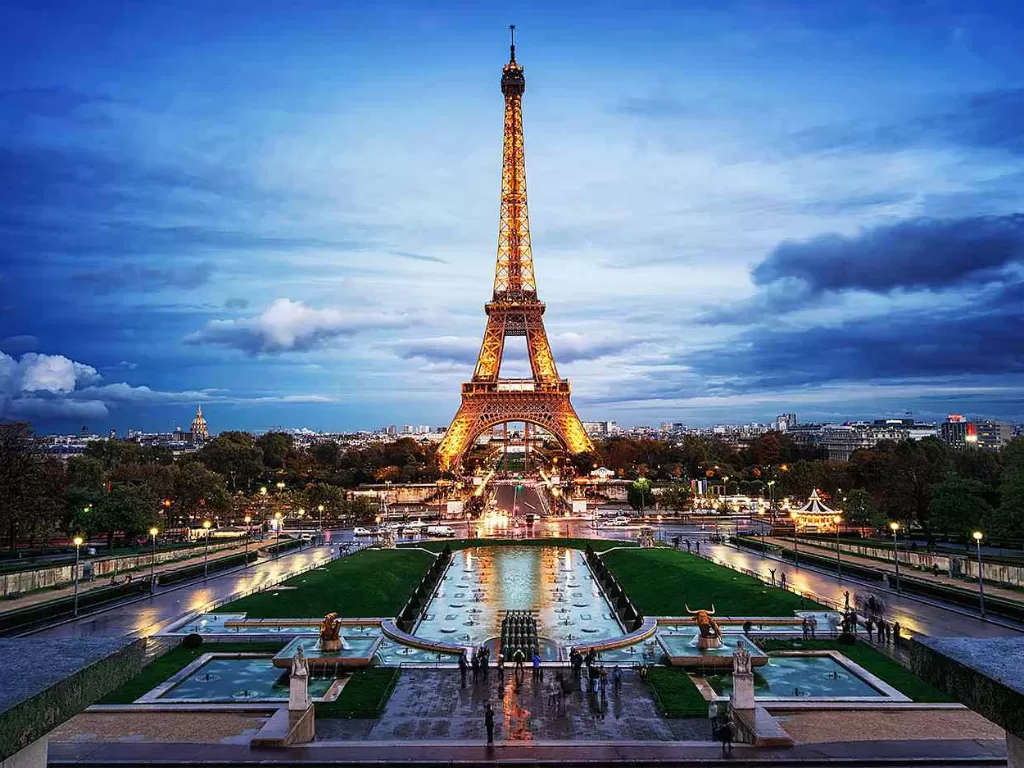 Kota Paris, Prancis (travelandleisure.com)
