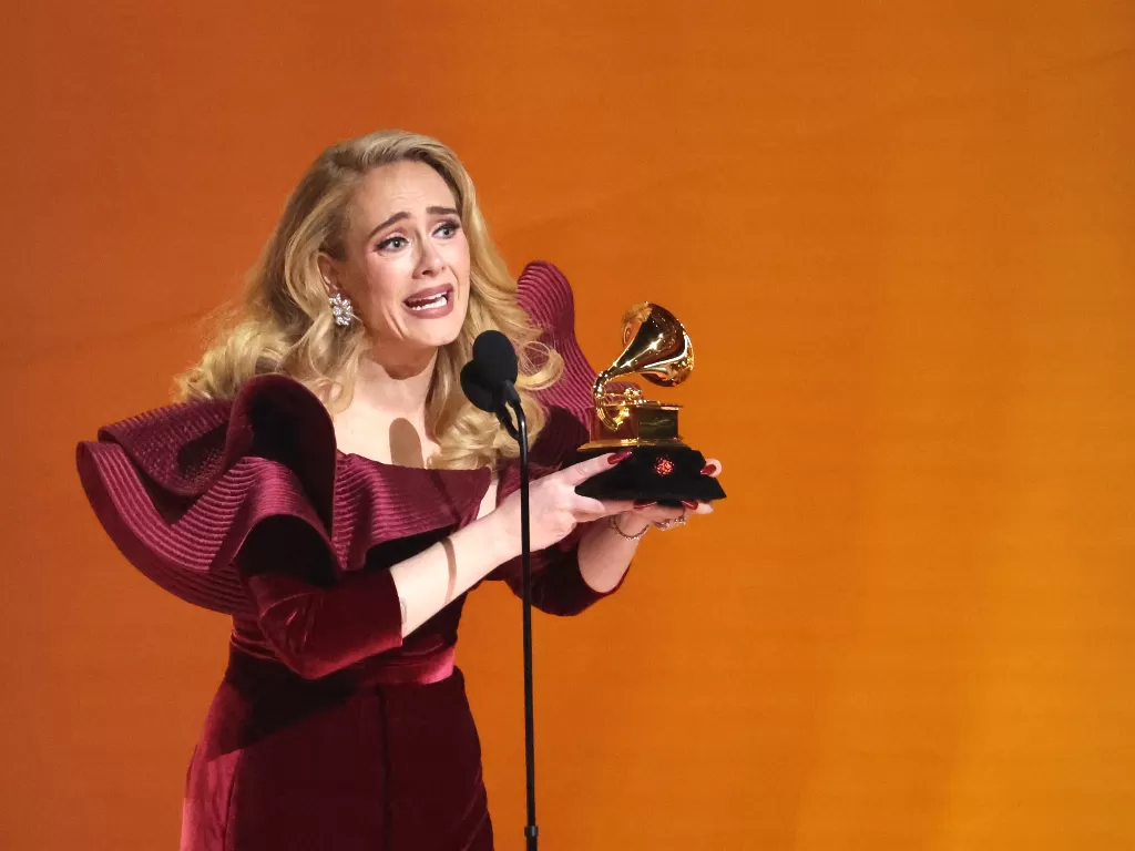 Penyanyi Adele raih Grammy. (REUTERS/Mario Anzuoni)