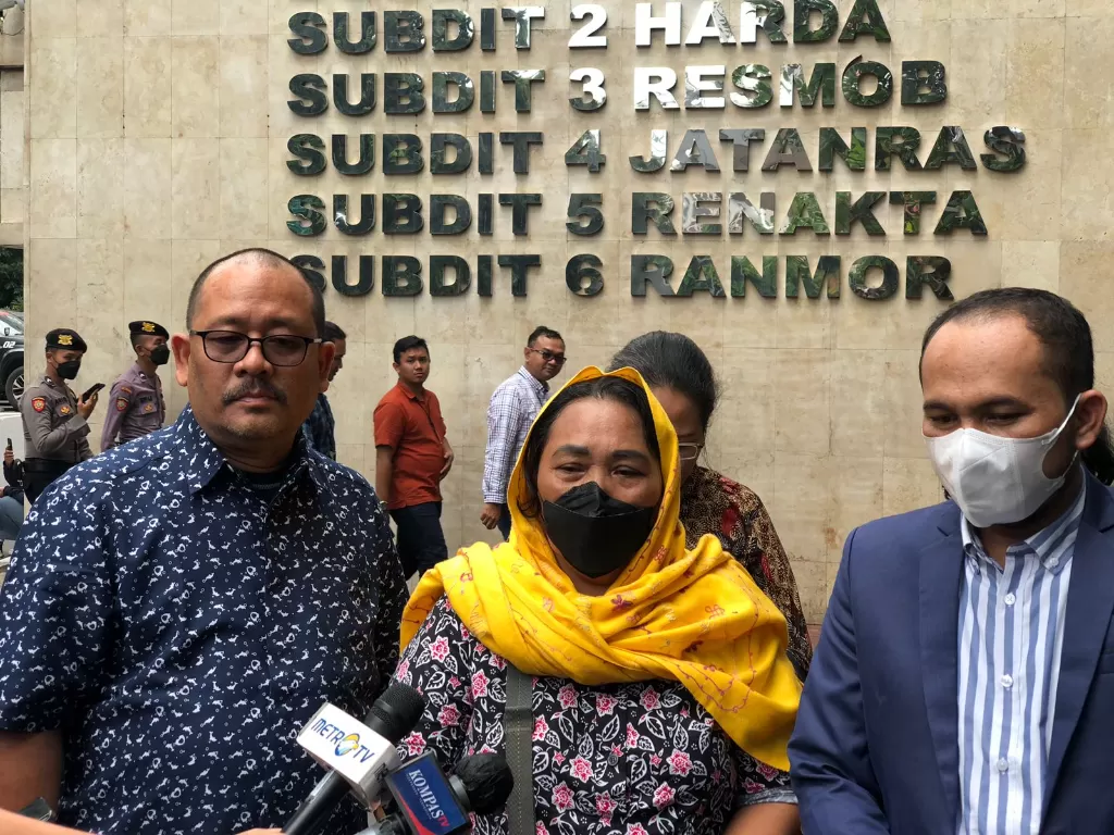 Istri sopir taksi online yang dibunuh Rusni Masna (tengah) dan pengacaranya Jundri R Betutu (jas biru). (INDOZONE/Samsudhuha Wildansyah)