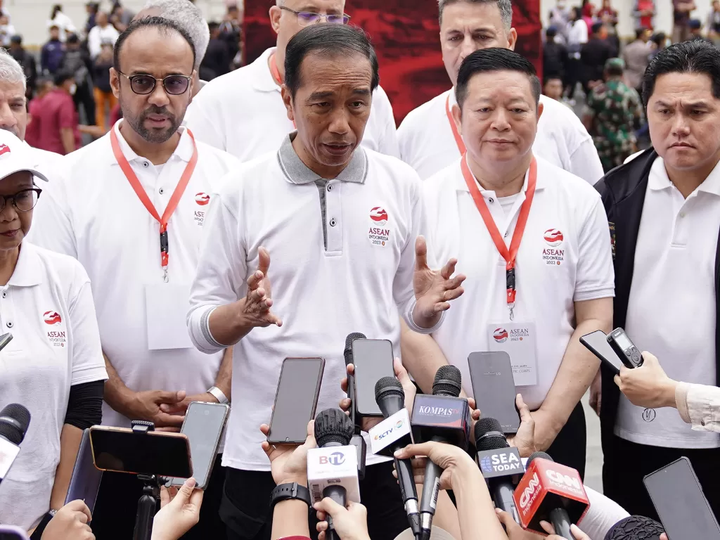 Presiden Joko Widodo saat diwawancarai sejumlah wartawan. (ANTARA FOTO/Dhemas Reviyanto)