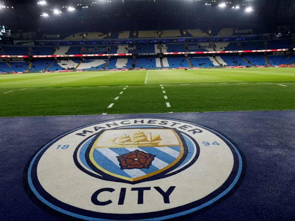 Logo Manchester City terpampang pada pintu keluar lorong pemain di Etihad Stadium. (REUTERS/Jason Cairnduff)
