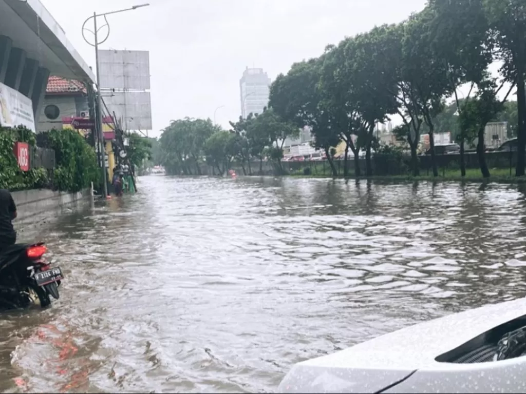 Banjir di Jalan TB Simatupang. (instagram/@jktinfo)