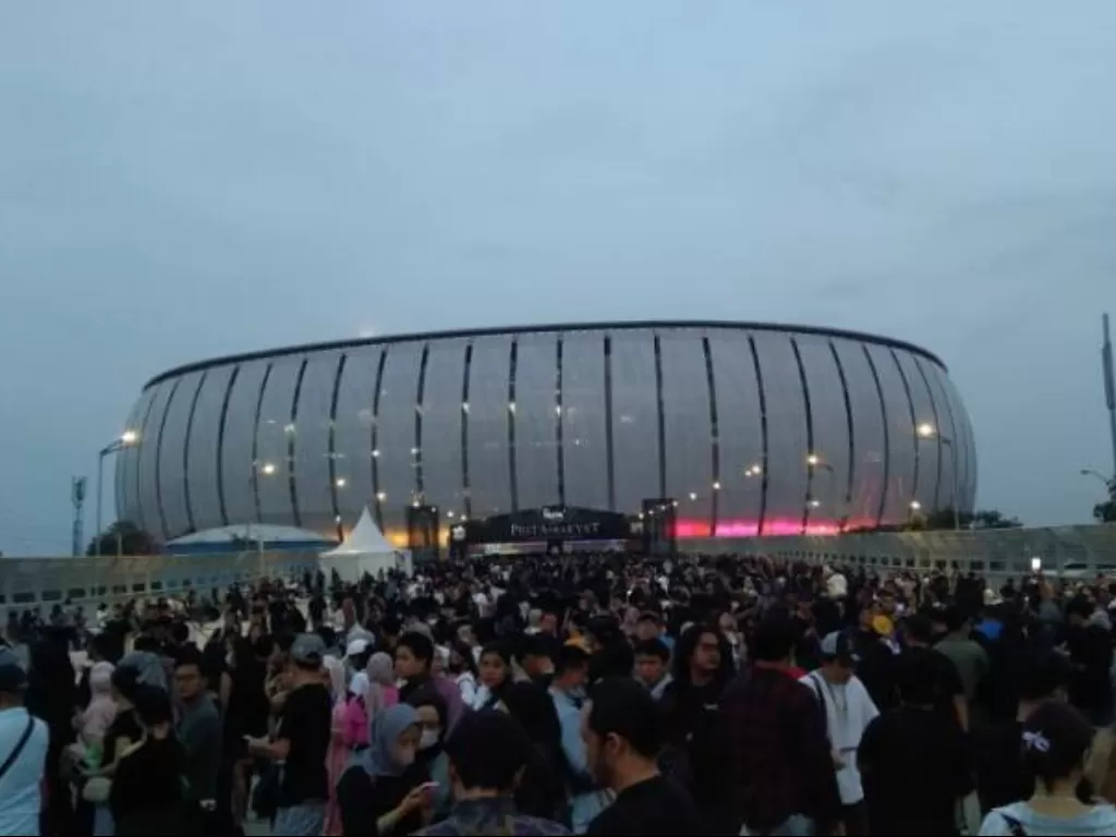 Ribuan penonton memadati pintu barat Jakarta International Stadium (JIS) untuk menonton konser Dewa 19. (ANTARA/Dewa Ketut Sudiarta Wiguna)