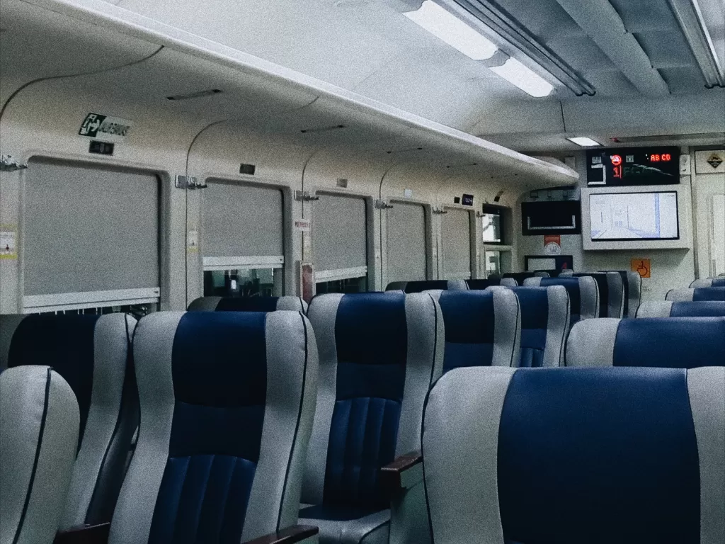Kereta api, salah satu moda transportasi umum jarak jauh (Z Creators/Muslikha Ayu)