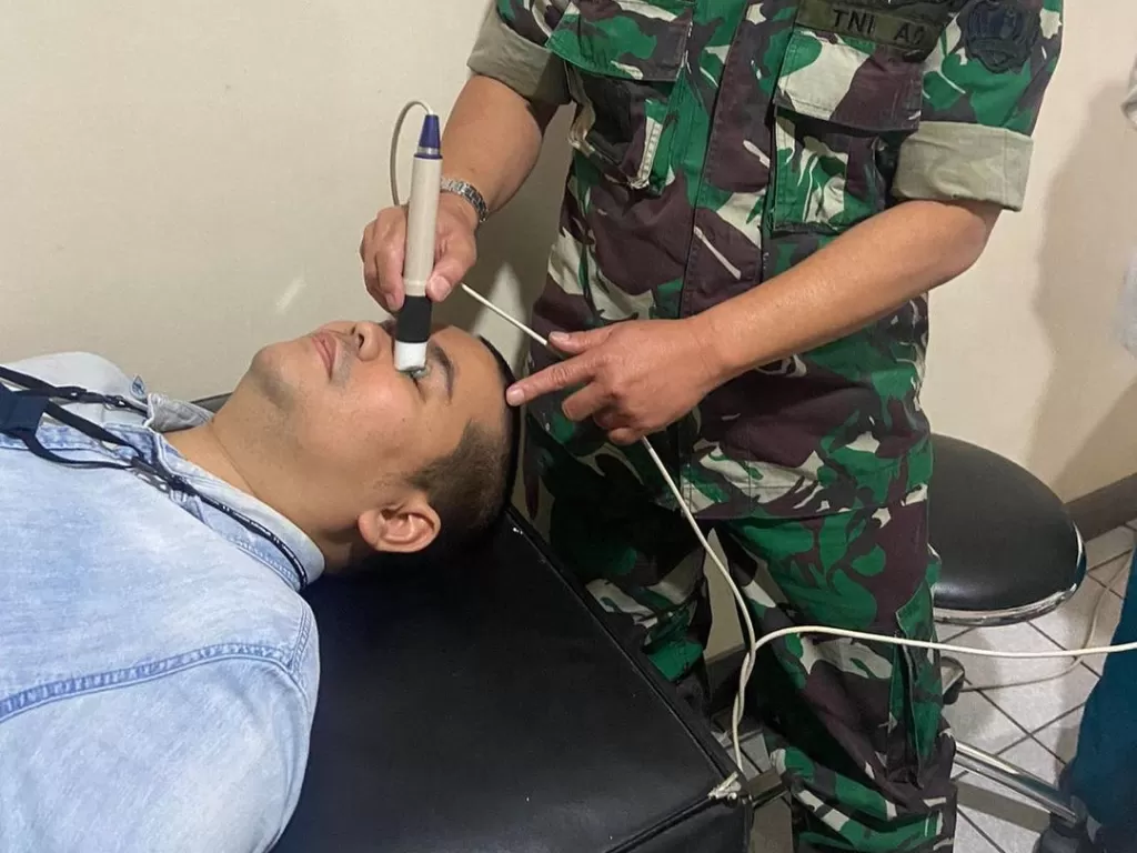 Presenter Indra Bekti sedang diperiksa matanya sebelum menjalani operasi. (Instagram/dhila_bekti)