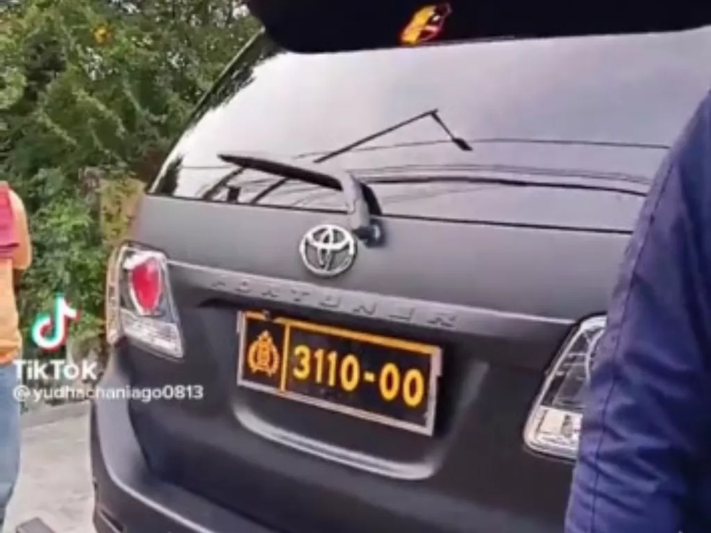 Mobil Fortuner pakai plat dinas polri palsu tabrak pemotor di Rawamangun, Jakarta Timur. (Tiktok)