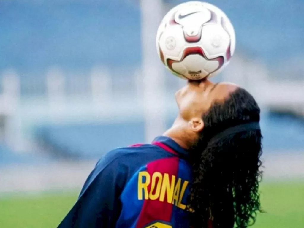 Ronaldinho saat diperkenalkan sebagai pemain Barcelona. (Instagram/@ronaldinho)