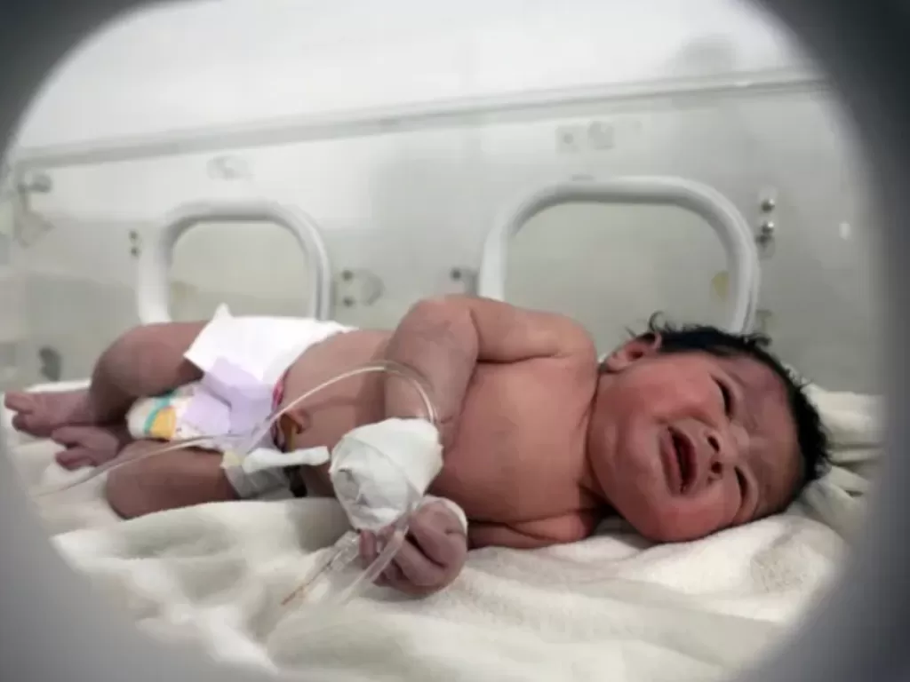 Bayi baru lahir selamat dari Gempa di Suriah. (AP/Ghaith Alsayed)