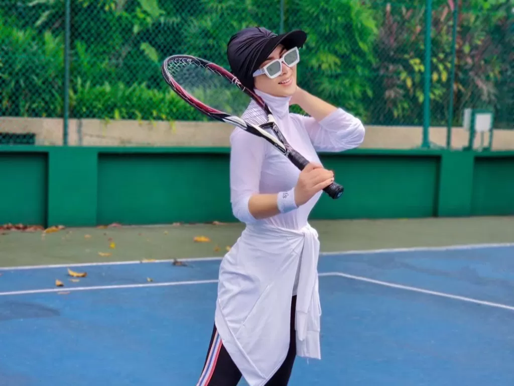 Syahrini Lepas Kerudung Saat Main Tenis (Instagram/@princessyahrini)