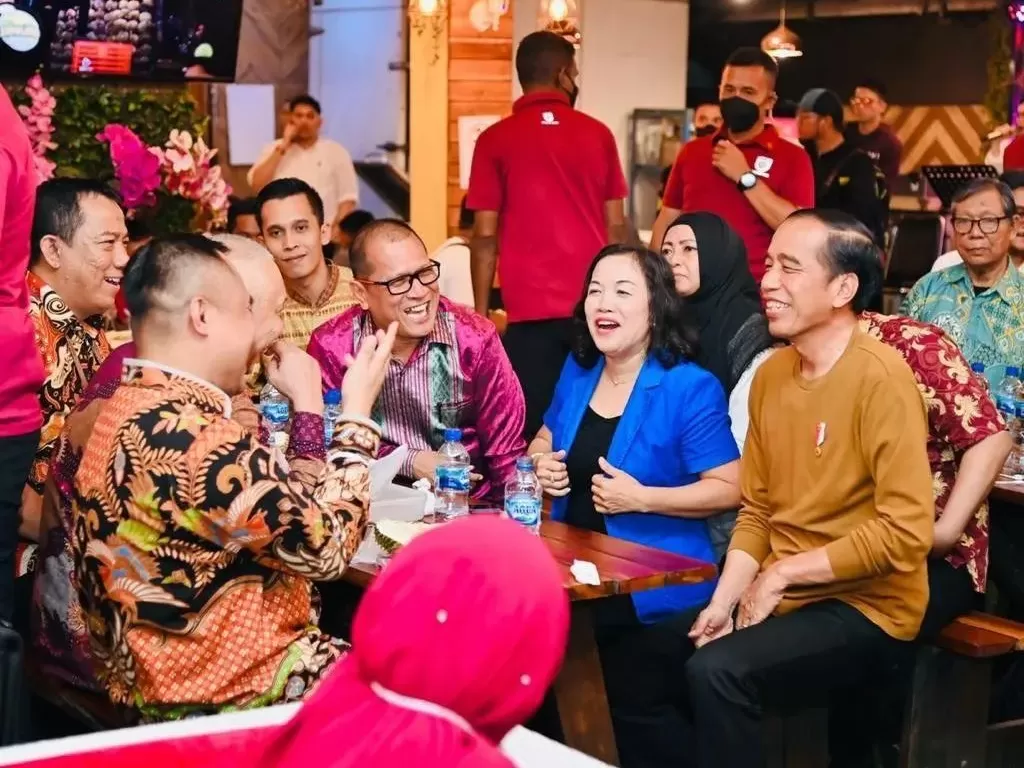 Momen kebersamaan para pemred media massa dan Presiden Jokowi saat menikmati durian di Kota Medan (Instagram/jokowi)