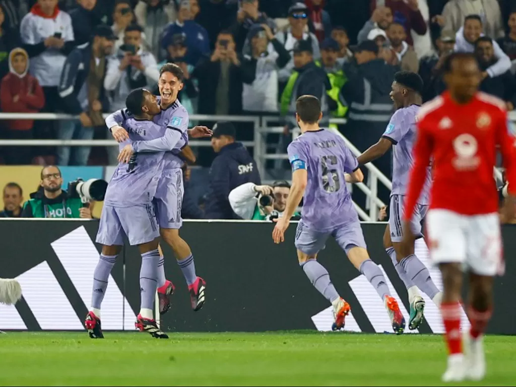 Pemain Real Madrid merayakan golnya ke gawang Al Ahly di semifinal Piala Dunia Klub 2022. (REUTERS/Andrew Boyers)