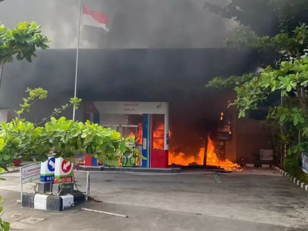 Sebuah  SPBU terbakar di Nusa Ceningan, Lembongan, Nusa Penida, Klungkung, Kamis (9/3/2023).