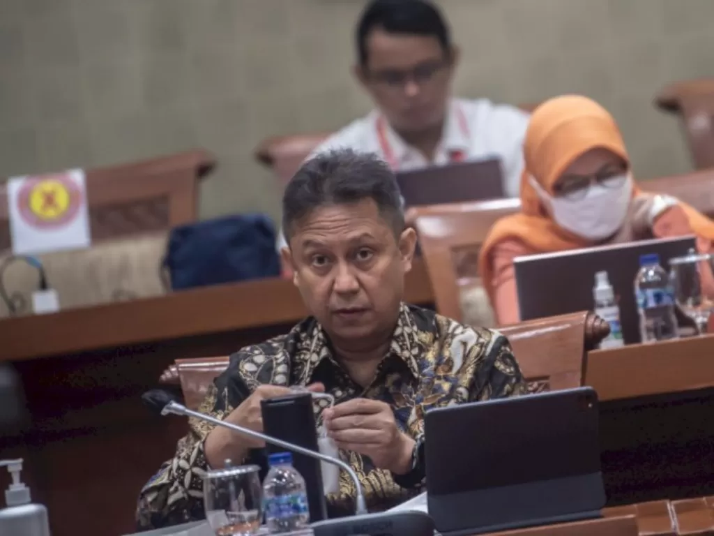 Menteri Kesehatan Budi Gunadi Sadikin mendengarkan pandangan anggota DPR saat mengikuti Rapat Dengar Pendapat (RDP) dengan Komisi IX DPR di Kompleks Parlemen, Senayan, Jakarta. (ANTARA FOTO/Muhammad Adimaja)