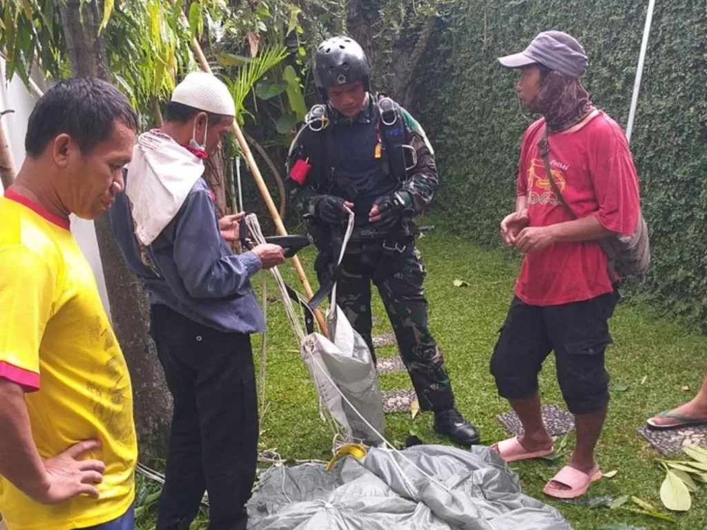 Penerjun Payung TNI nyangsang ke rumah warga. (twitter/@AchmadAnnama)