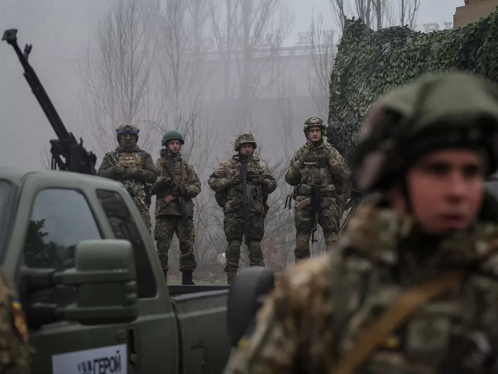 Tentara Ukraina diduga telah memiliki senjata nukrli untuk menghancurkan Rusia dalam perang yang terjadi sejak tahun lalu. ( REUTERS/Gleb Garanich)