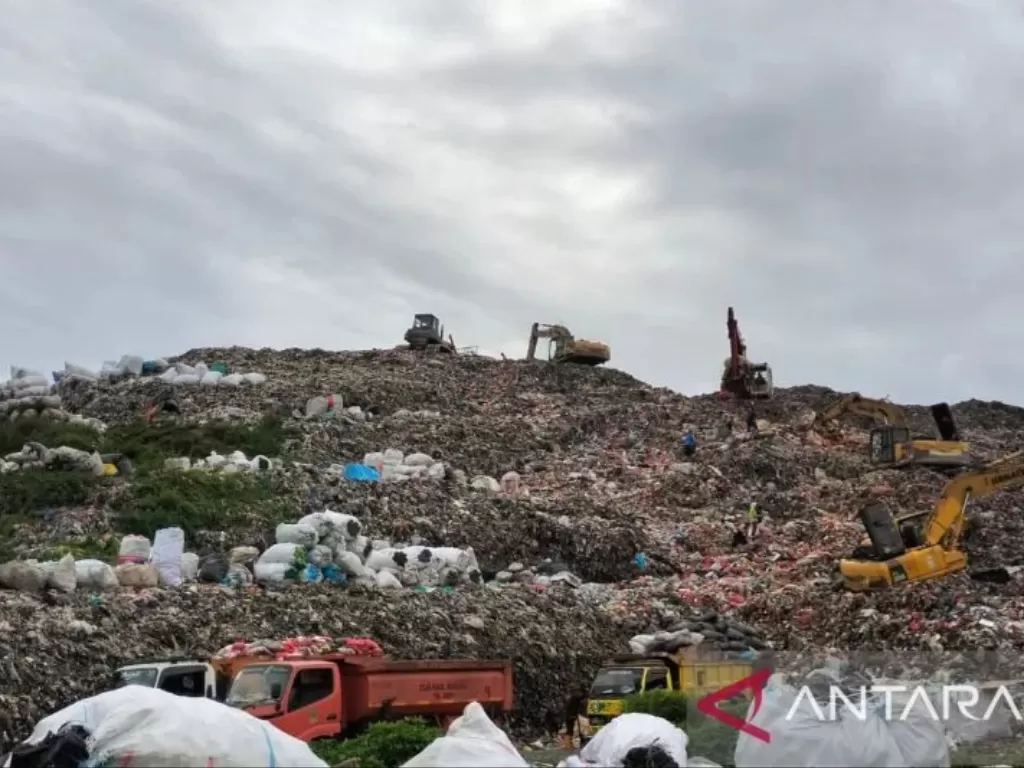 Ilustrasi - disi gunungan sampah di salah satu areal Tempat Pembuangan Sampah Burangkeng (ANTARA/Pradita Kurniawan Syah)