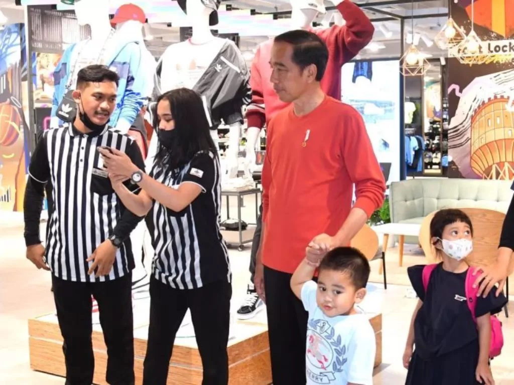 Presiden Joko Widodo mengajak kedua cucunya Sedah Mirah dan Panembahan Al Nahyan ke pusat perbelanjaan di Medan, Sumatra Utara, Kamis (9/2/2023). (Antara)