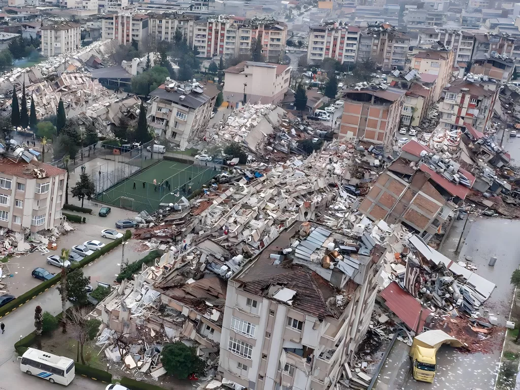 Bangunan runtuh akibat gempa Turki. (Z Creators/Aditya Ananta)
