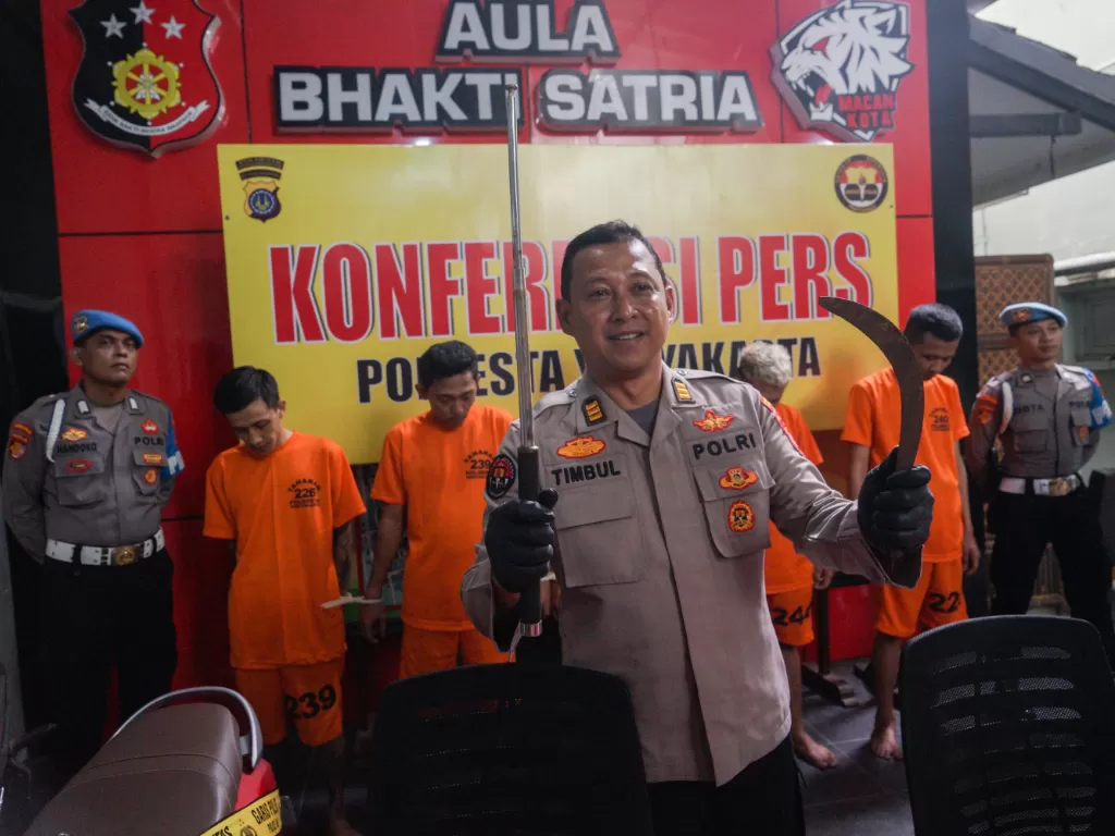 Polisi berhasil mengamankan 6 tersangka dan sejumlah barang bukti seperti celurit, tongkat besi hingga sepeda motor yang digunakan pada tindak kekerasan jalanan di Titik Nol Km Yogyakarta, Selasa (7/2/2023)