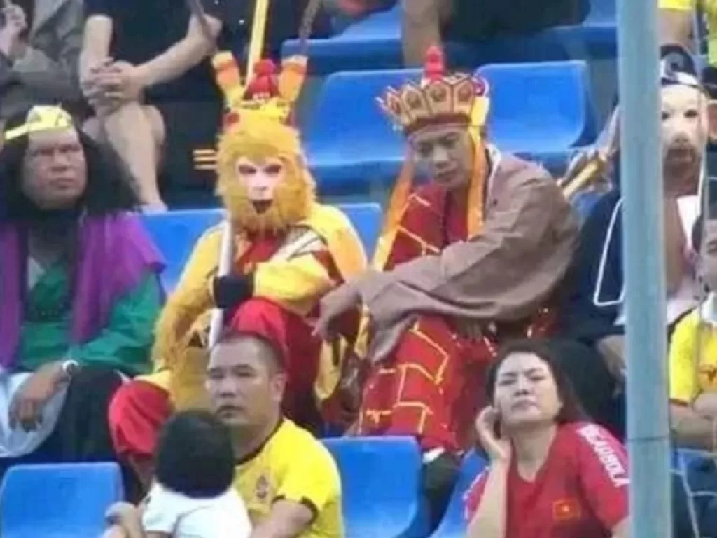 Sun Go Kong cs menonton pertandingan sepak bola (Instagram/@faktabola)