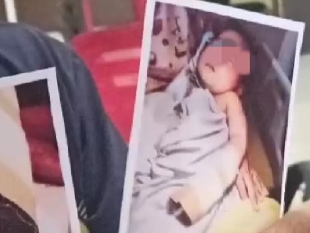 Suparman (38), menunjukkan foto putrinya berusia delapan bulan, yang jarinya dipotong hingga putus oleh oknum perawat RS Muhammadiyah Palembang, berinisial DN. (ANTARA/M Riezko Bima Elko)