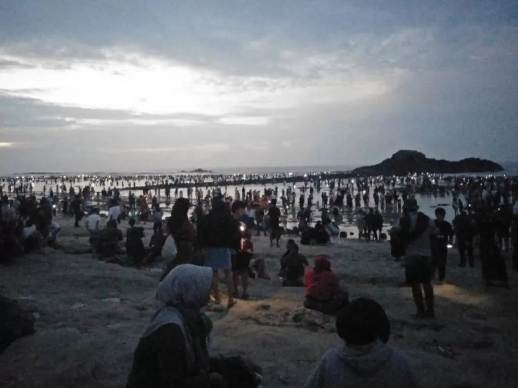 Warga saat menangkap cacing laut di Pantai Seger, Kabupaten Lombok Tengah, NTB, Sabtu (11/2/2023) pada puncak Festival Bau Nyae 2023. (FOTO ANTARA/Akhyar)