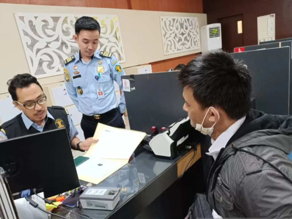Petugas Imigrasi melayani pembuatan paspor langsung jadi di Kantor Imigrasi Kelas I TPI Pontianak, Jumat (10/2/2023). ANTARA/Jessica Wuysang