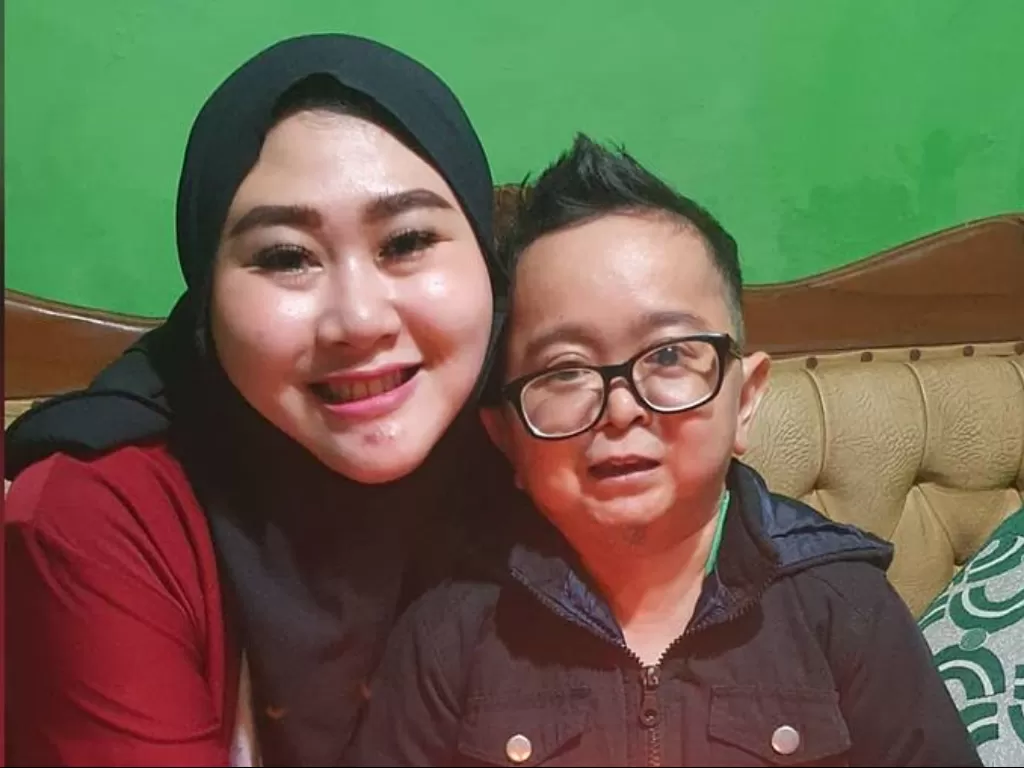 Daus Mini dan istrinya Shelvie Hana Wijaya. (Instagram/firdaushelvie91)