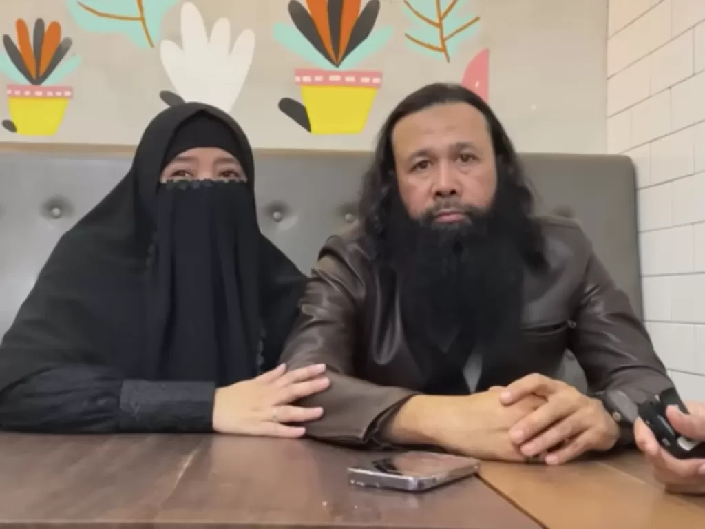 Peggy Melati Sukma dan suaminya Reza Abdul Jabbar. (YouTube/Cerita Untungs)