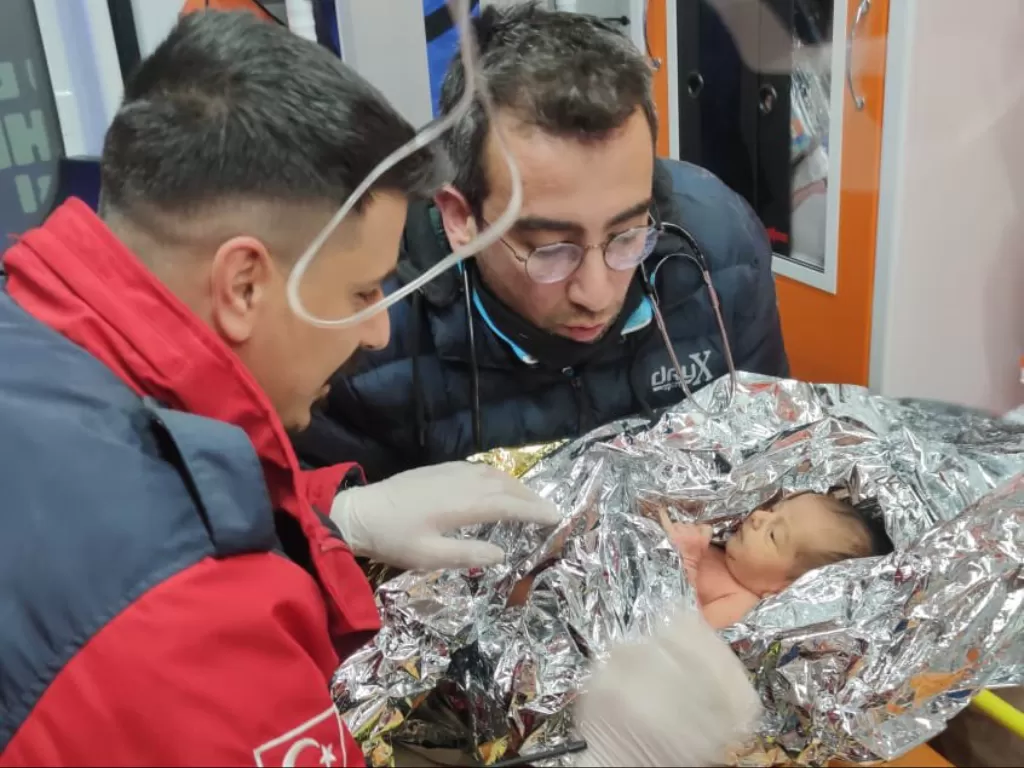 Bayi berusia 10 hari selamat dari reruntuhan bangunan gempa Turki (Twitter/@ekrem_imamoglu)