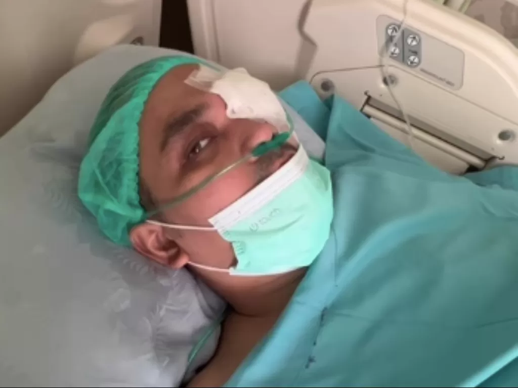 Kondisi Indra Bekti usai menjalani operasi satu matanya di RSPAD Gatot Subroto, Jakarta Pusat, baru-baru ini. (Instagram/dhila_bekti)
