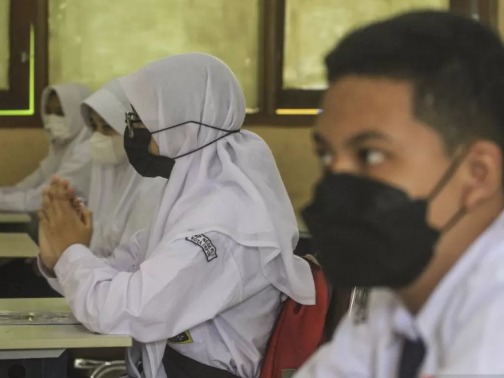 Pelajar mengikuti kegiatan belajar mengajar di SMP Negeri 2 Depok, Depok, Jawa Barat (ANTARA/ASPRILLA DWI ADHA)