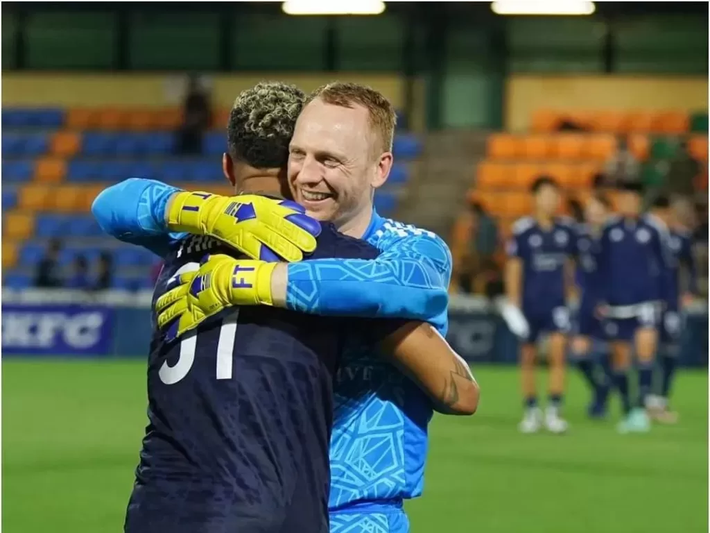 Kiper Hong Kong FC, Freddie Toomer, memeluk rekan setimnya (Instagram/@welovehkpl)