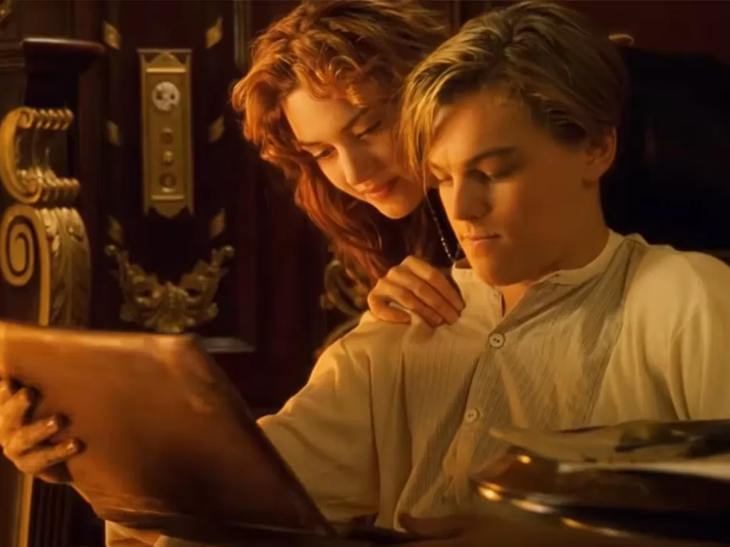 Scene yang memperlihatkan Jack sedang melukis Rose di film Titanic. (Titanic)