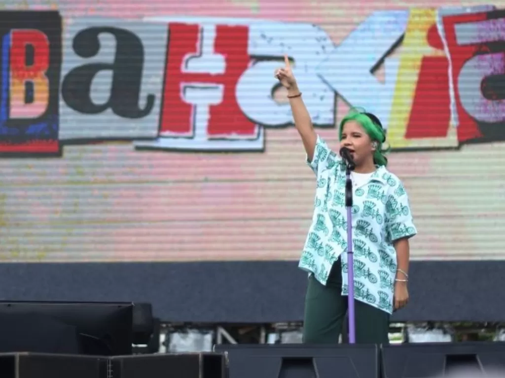 Penyanyi Idgitaf saat tampil di Festival Pasar Musik di Gambir Expo Jakarta. (ANTARA/Ahmad Faishal)
