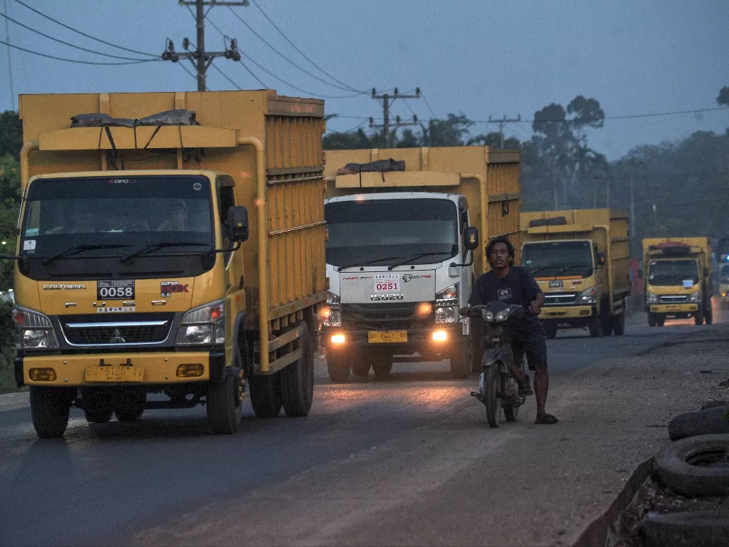 Truk angkutan batu bara di Jalan Lintas Sumatera, Batanghari, Jambi, digugat ke pengadilan karena dianggap merugikan masyarakat. (ANTARA FOTO/Wahdi Septiawan)