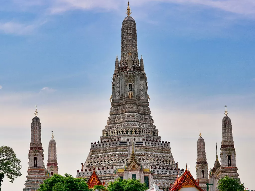 Wat Arun, Bangkok, Thailand. (Z Creators/Melba Ferry Fadly)