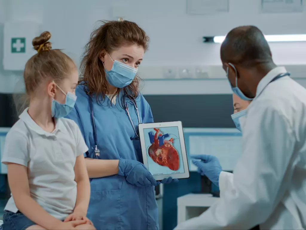 Ilustrasi anak melakukan pemeriksaan jantung (Freepik/DCStudio)