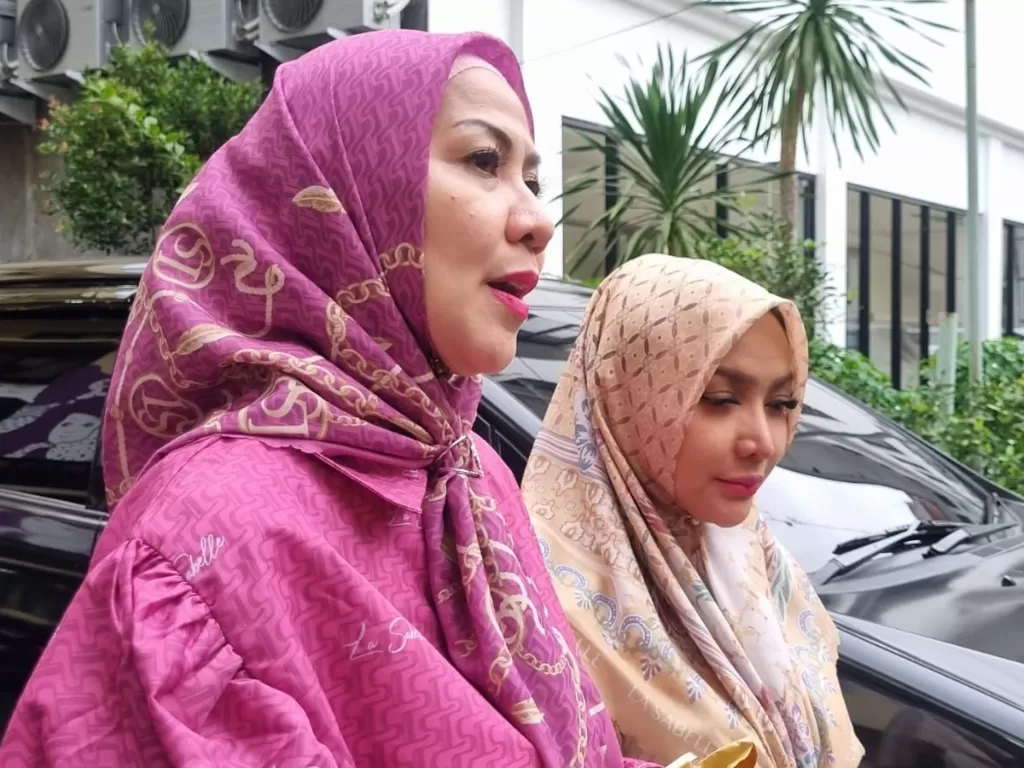 Venna Melinda dan Roro Fitria saat berada di Komnas Perempuan, Jakarta Pusat, Selasa (14/2/2023). (Indozone/Arvi Resvanty)