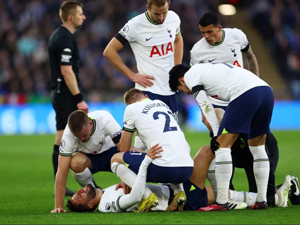 Gelandang Tottenham Hotspur, Rodrigo Bentacur, mengalami cedera lutut. (REUTERS/Jason Cairnduff)