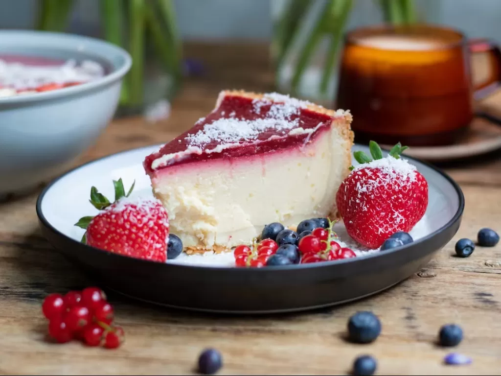 Ilustrasi cheesecake strawberry (freepik.com)